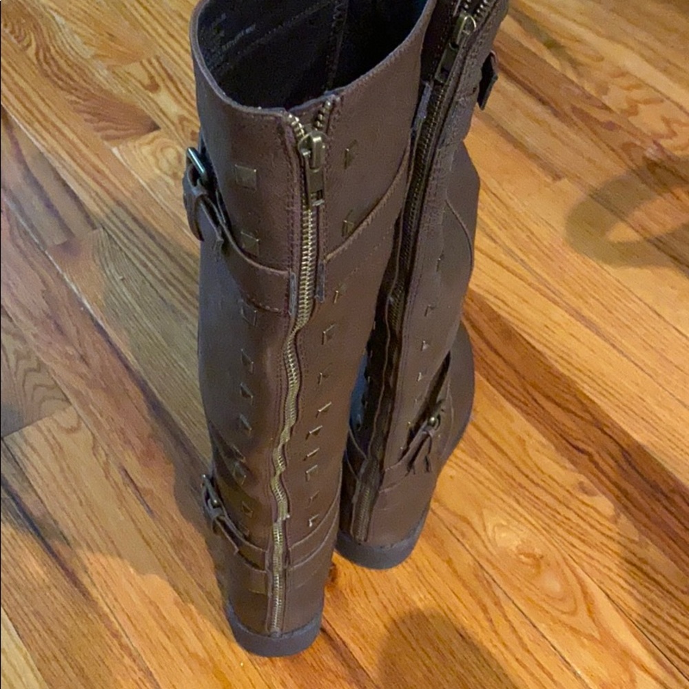 brown boots - Picture 2 of 5